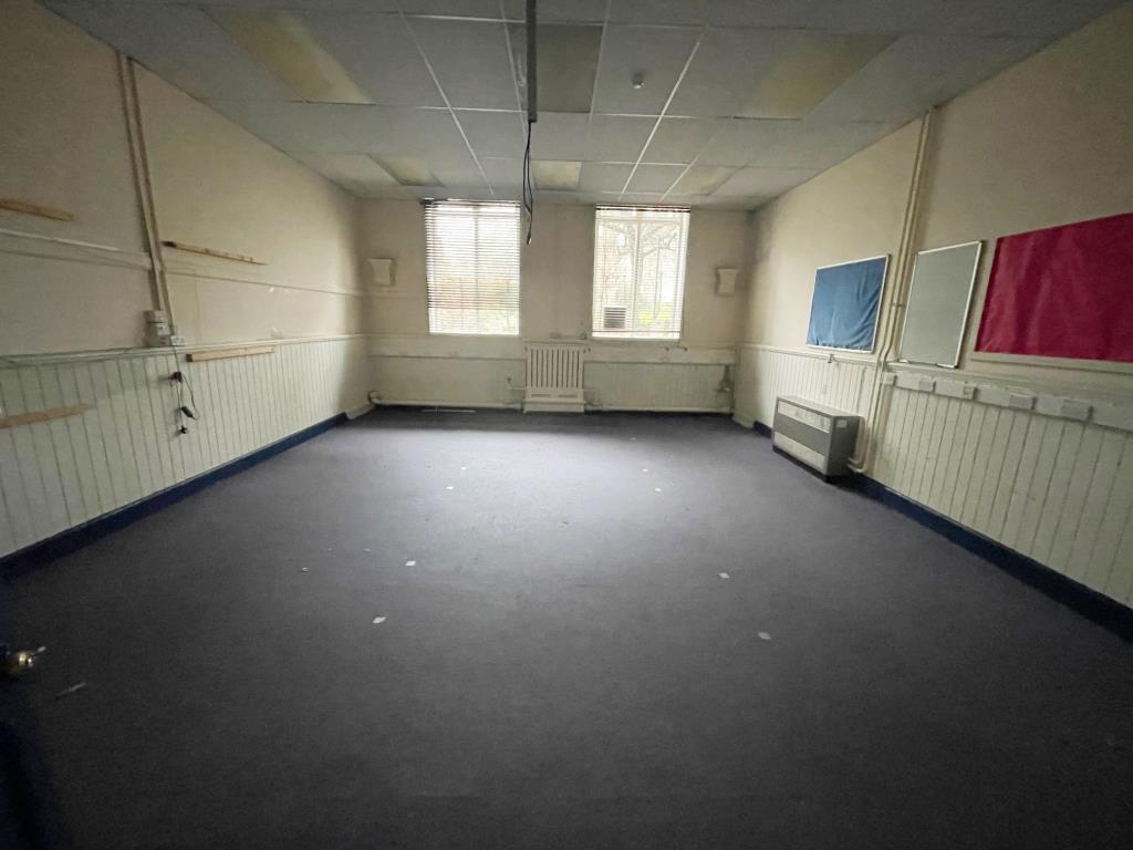 Lot: 41 - SUBSTANTIAL TOWN CENTRE PREMISES WITH POTENTIAL - internal room example 4